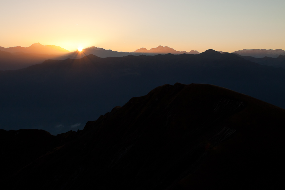 Premier rayon de soleil depuis le sommet du Pecloz