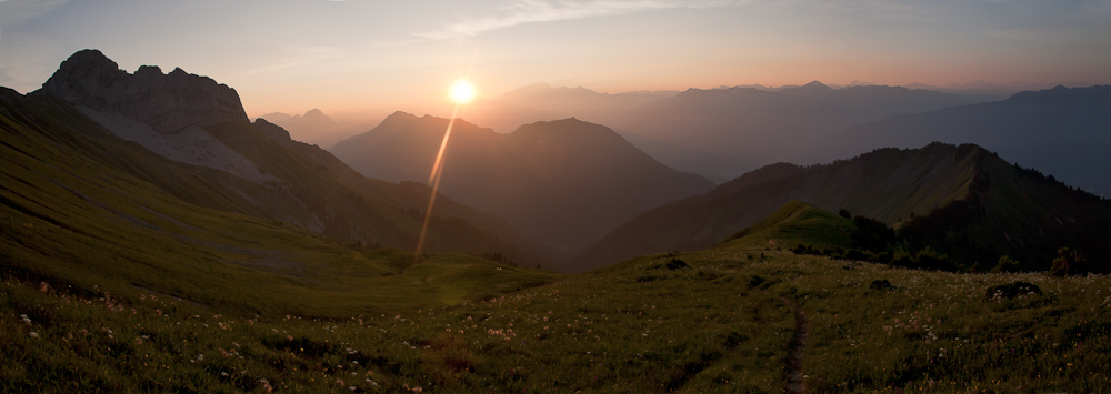 Le soleil se lève sur la pointe de la Sambuy et le Mont Blanc