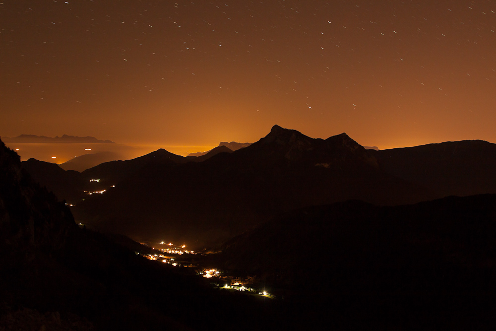 Eclairages nocturnes sur la vallée de Doucy sous un ciel étoilé