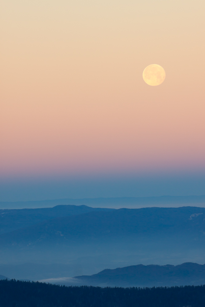 La Lune se couche au dessus du massif de l'Epine